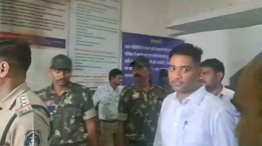 चैतन्य बघेल को कोर्ट में किया गया पेश, EOW ने लगाया प्रोडक्शन वारंट चैतन्य बघेल को कोर्ट में किया गया पेश, EOW ने लगाया प्रोडक्शन वारंट
