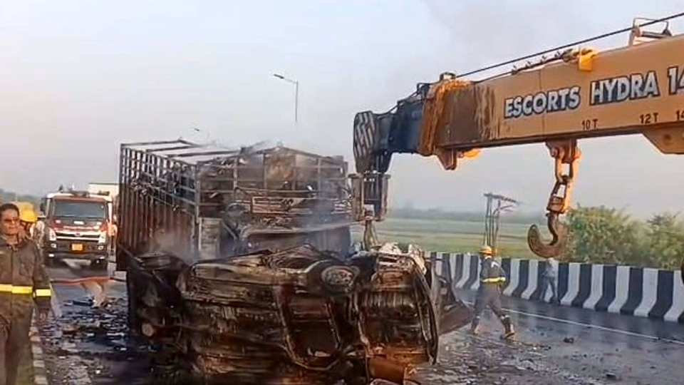Aligarh: चंदे की कार हादसे में चार दोस्तों की मौत, एक बचा Aligarh: चंदे की कार हादसे में चार दोस्तों की मौत, एक बचा