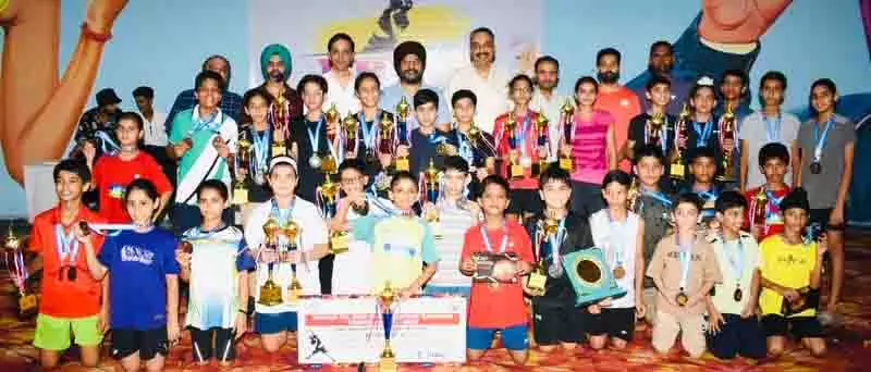 Jalandhar: हर्षबीर, आन्या मिनी बैडमिंटन टूर्नामेंट में चमके Jalandhar: हर्षबीर, आन्या मिनी बैडमिंटन टूर्नामेंट में चमके