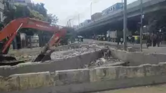 Bengaluru: सिल्क बोर्ड जंक्शन पर फैली कचरे की बदबू से लोग परेशान Bengaluru: सिल्क बोर्ड जंक्शन पर फैली कचरे की बदबू से लोग परेशान