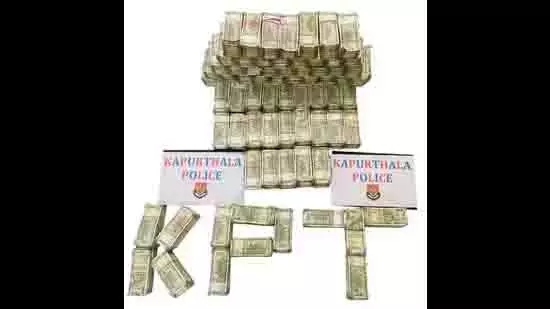 Kapurthala: पुलिस ने 39 लोगों को गिरफ्तार किया, 2 करोड़ रुपये से अधिक जब्त Kapurthala: पुलिस ने 39 लोगों को गिरफ्तार किया, 2 करोड़ रुपये से अधिक जब्त