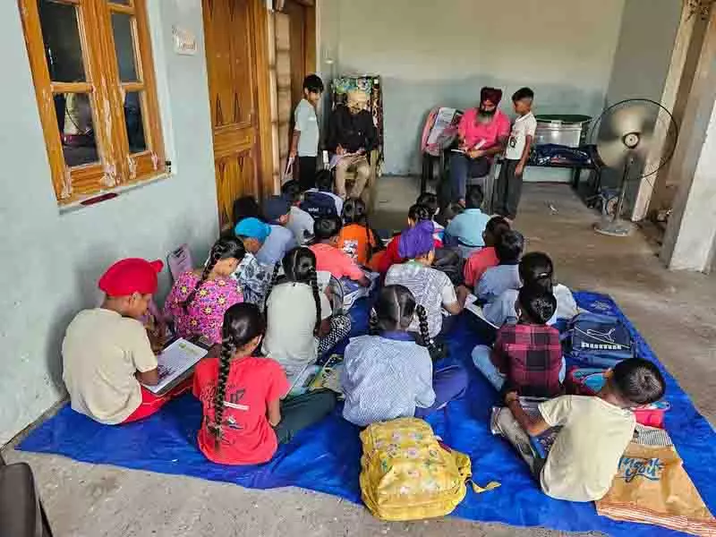 Jalandhar: स्कूल तक पहुँच न होने के कारण, मध्याह्न भोजन बनाने वाले रसोइये का घर ही कक्षा बन गया Jalandhar: स्कूल तक पहुँच न होने के कारण, मध्याह्न भोजन बनाने वाले रसोइये का घर ही कक्षा बन गया