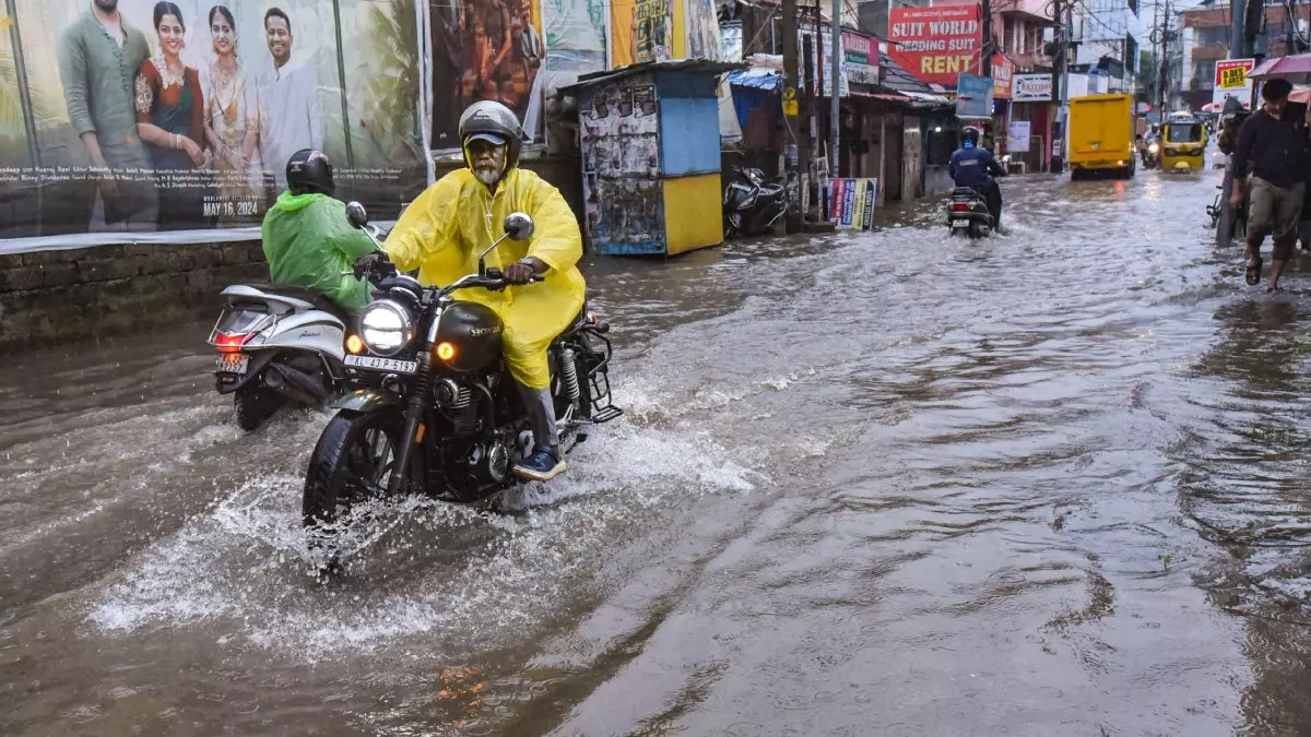 Kerala में शनिवार तक हल्की से भारी बारिश की संभावना; 11 जिलों के लिए येलो अलर्ट Kerala में शनिवार तक हल्की से भारी बारिश की संभावना; 11 जिलों के लिए येलो अलर्ट