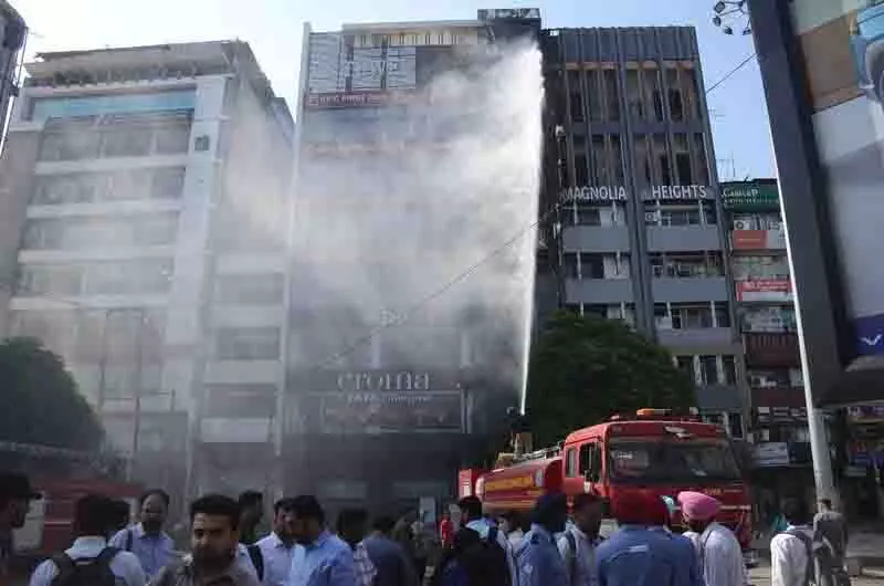 Ludhiana के फिरोज गांधी मार्केट में बहुमंजिला इमारत में लगी आग Ludhiana के फिरोज गांधी मार्केट में बहुमंजिला इमारत में लगी आग