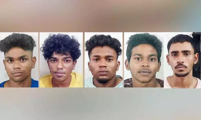 Kerala : कुडप्पनकुन्नु में गुंदलायट्टम दुकान के मालिक की हत्या कर दी गई Kerala : कुडप्पनकुन्नु में गुंदलायट्टम दुकान के मालिक की हत्या कर दी गई
