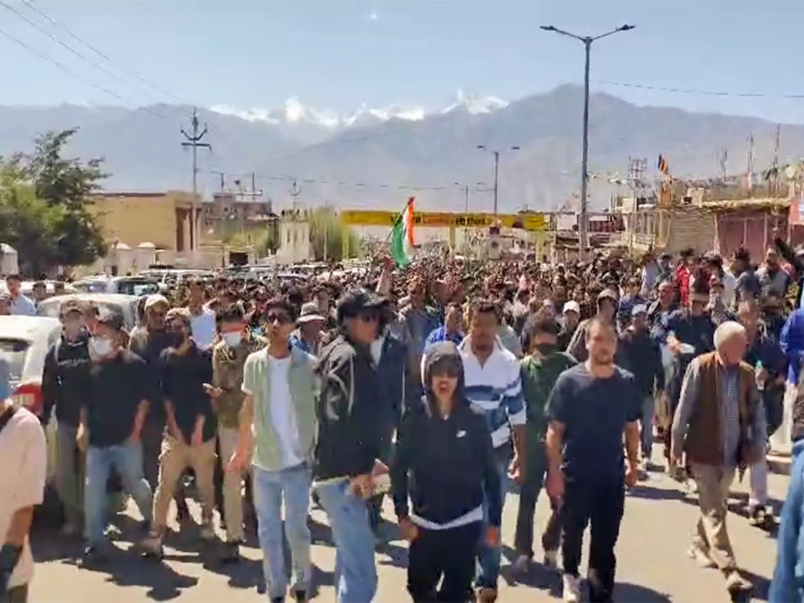 राज्य का दर्जा मांगते हुए लेह में प्रदर्शन, BJP कार्यालय में आगजनी राज्य का दर्जा मांगते हुए लेह में प्रदर्शन, BJP कार्यालय में आगजनी