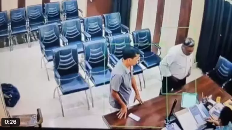 UP में हेडमास्टर ने शिक्षा अधिकारी को बेल्ट से पीटा UP में हेडमास्टर ने शिक्षा अधिकारी को बेल्ट से पीटा