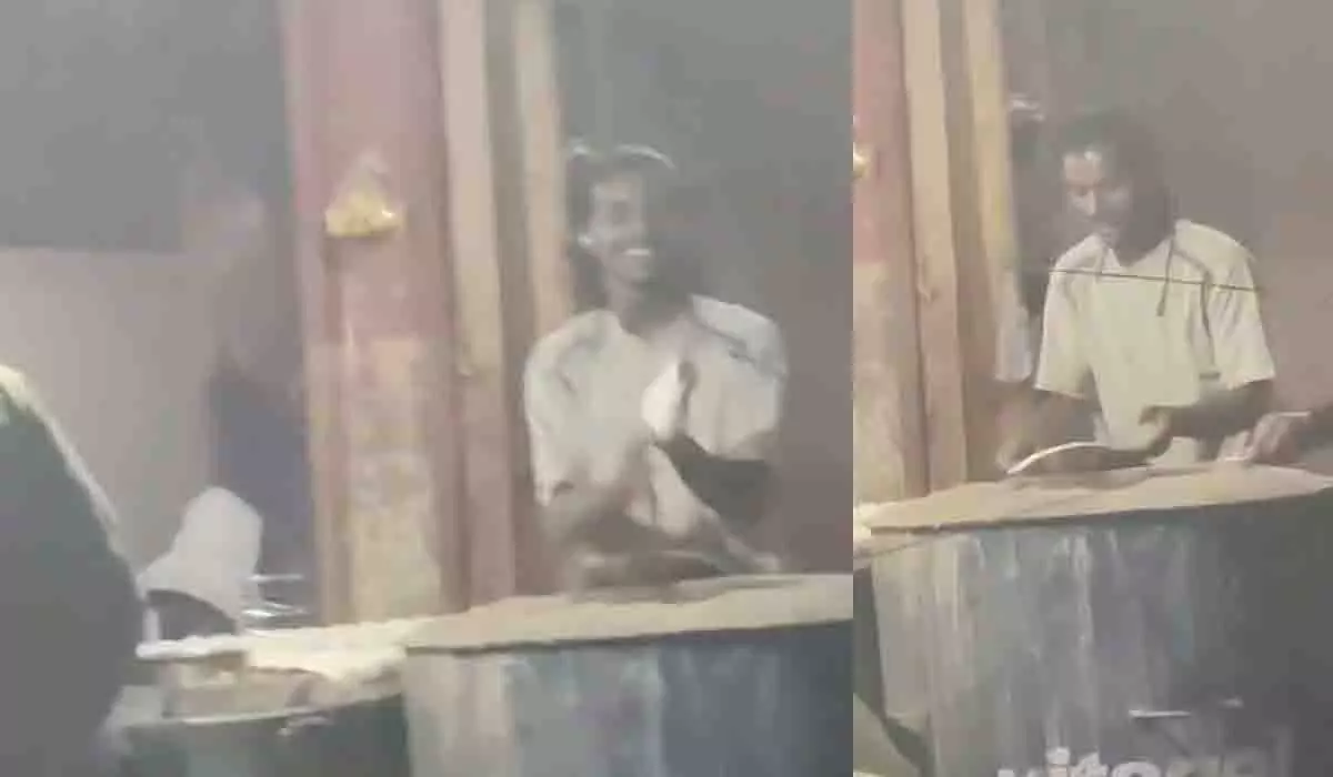 UP: गाजियाबाद में रोटी पर थूकते हुए व्यक्ति का वीडियो सामने आया, मामला दर्ज UP: गाजियाबाद में रोटी पर थूकते हुए व्यक्ति का वीडियो सामने आया, मामला दर्ज