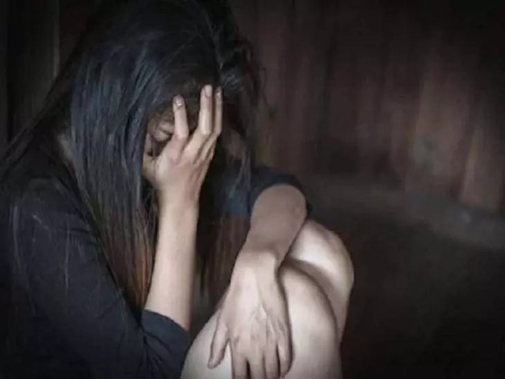 SDM पर ब्लैकमेलिंग का आरोप, लड़की बोली- अश्लील वीडियो किए रिकॉर्ड SDM पर ब्लैकमेलिंग का आरोप, लड़की बोली- अश्लील वीडियो किए रिकॉर्ड