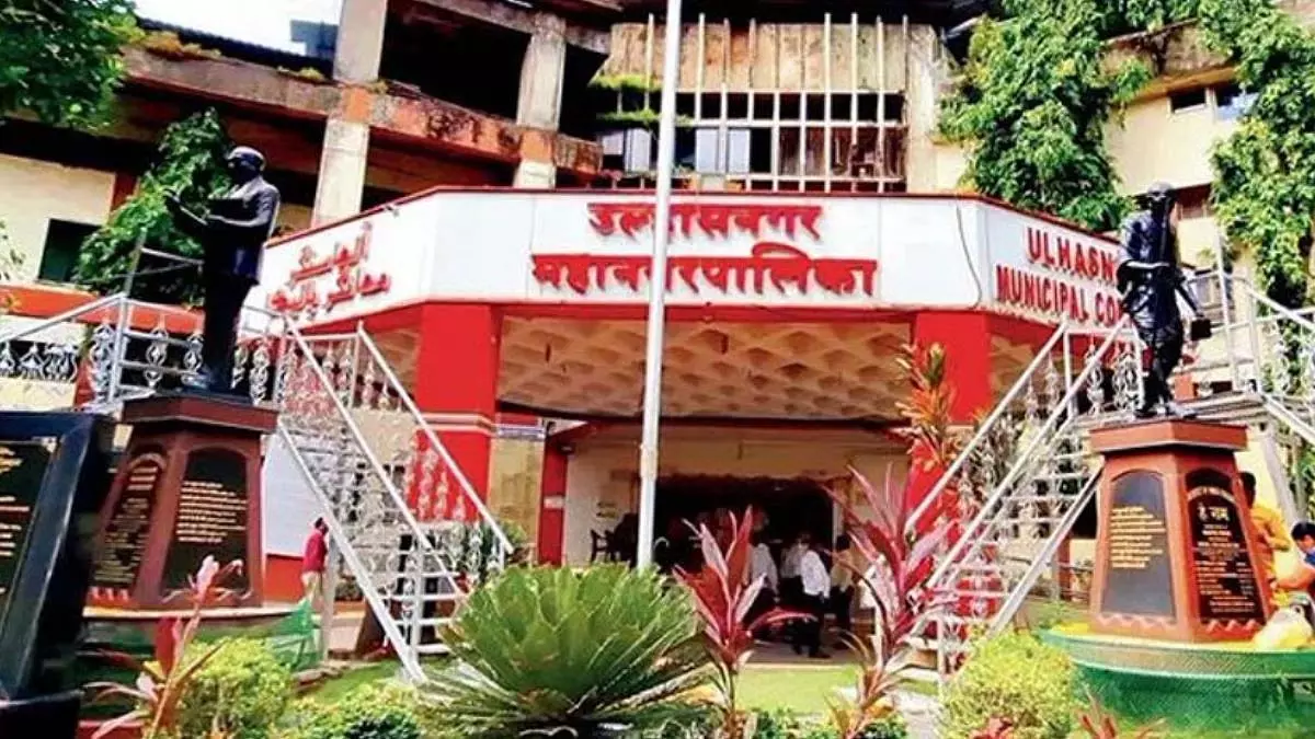 उल्हासनगर नगर निगम ने शहर में अवैध होर्डिंग्स, बैनर और पोस्टरों के खिलाफ 13 FIR दर्ज कीं उल्हासनगर नगर निगम ने शहर में अवैध होर्डिंग्स, बैनर और पोस्टरों के खिलाफ 13 FIR दर्ज कीं
