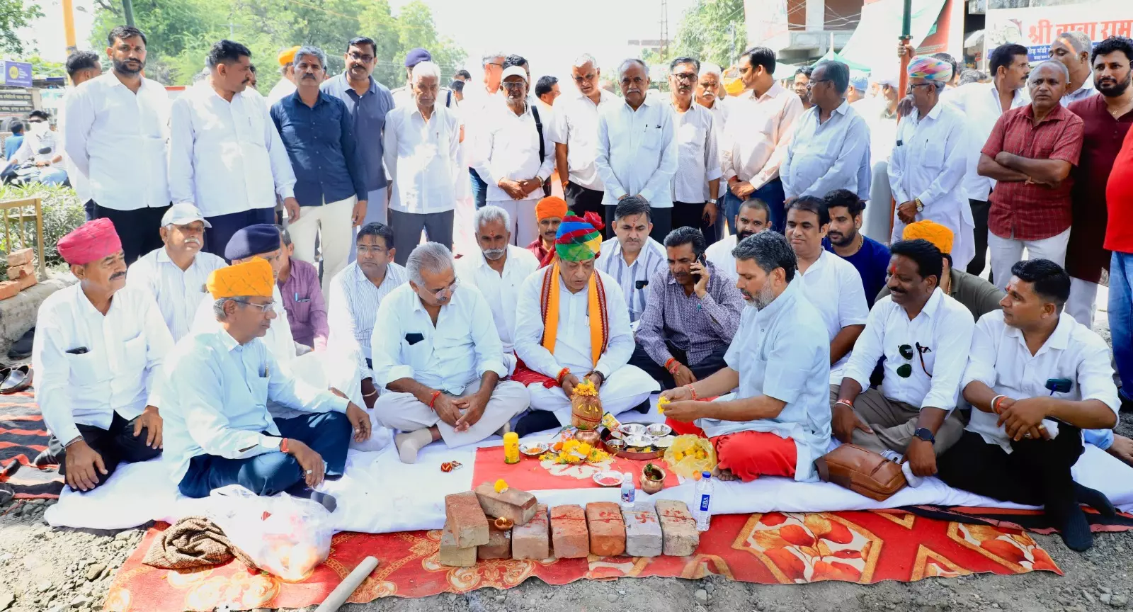 Jaipur: कैबिनेट मंत्री जोराराम कुमावत ने किसान गौरव पथ का किया शिलान्यास Jaipur: कैबिनेट मंत्री जोराराम कुमावत ने किसान गौरव पथ का किया शिलान्यास