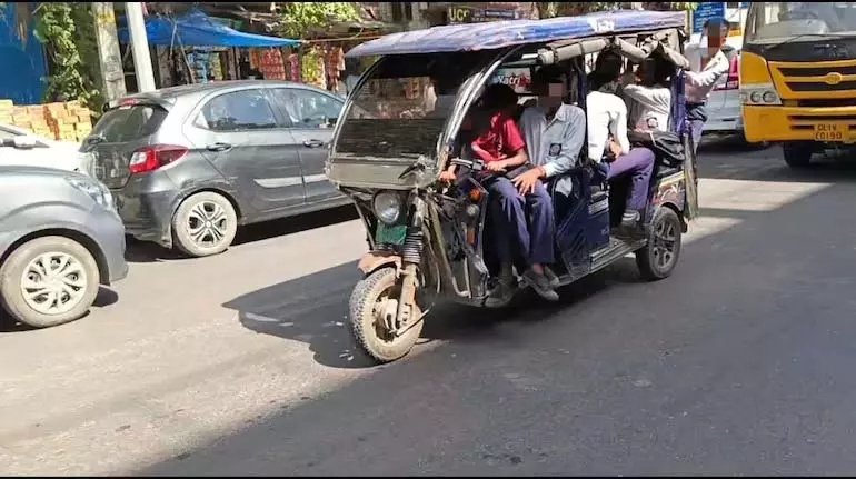Delhi में तेज रफ्तार ई-रिक्शा चालक के सिग्नल तोड़ने से छात्रा की मौत, दो घायल Delhi में तेज रफ्तार ई-रिक्शा चालक के सिग्नल तोड़ने से छात्रा की मौत, दो घायल
