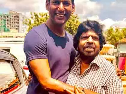 T. Rajendar ने मगुदम सेट पर दी दस्तक, यूनिट का स्वागत T. Rajendar ने मगुदम सेट पर दी दस्तक, यूनिट का स्वागत