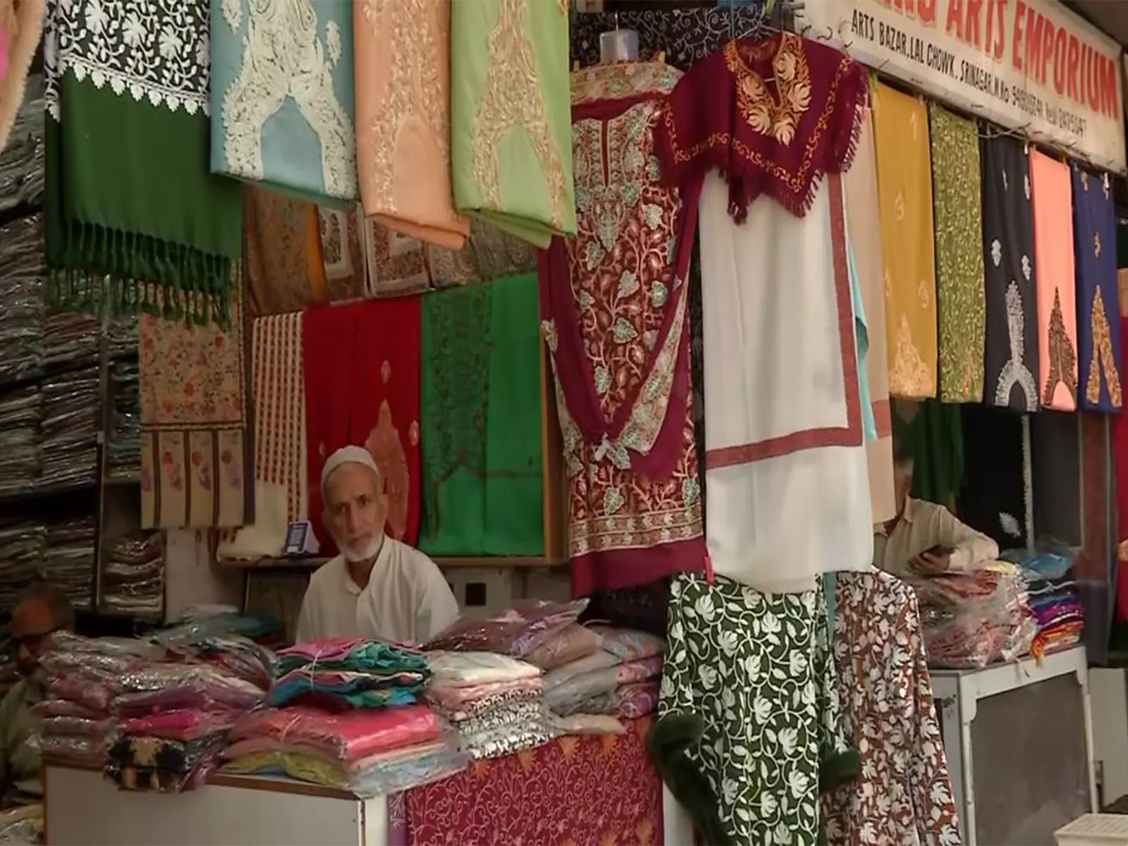 कश्मीर के लोग और व्यापारी GST सुधारों पर पीएम मोदी को दिया धन्यवाद कश्मीर के लोग और व्यापारी GST सुधारों पर पीएम मोदी को दिया धन्यवाद
