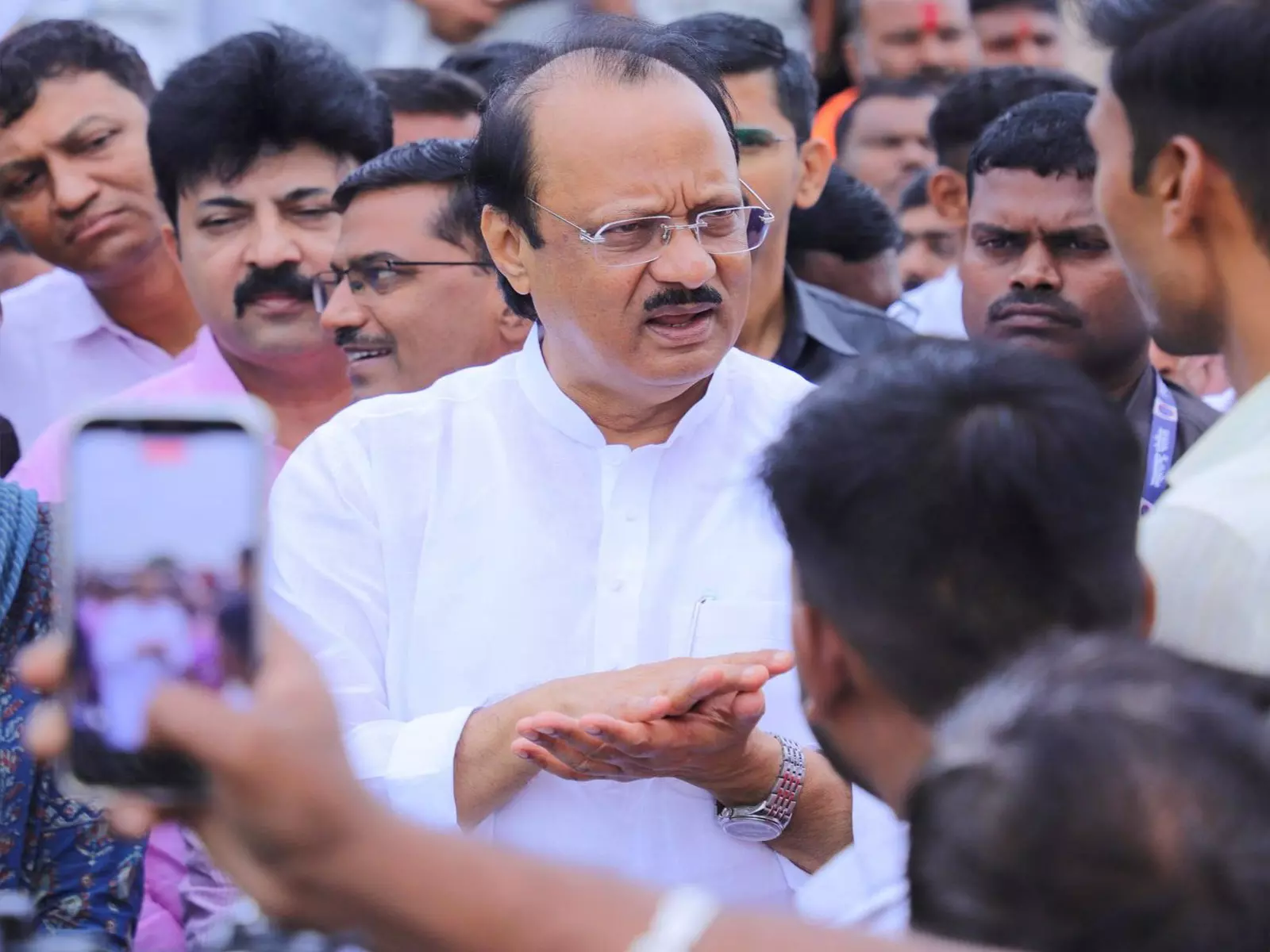 उपमुख्यमंत्री अजित पवार ने Solapur में बाढ़ प्रभावित इलाकों का किया निरीक्षण उपमुख्यमंत्री अजित पवार ने Solapur में बाढ़ प्रभावित इलाकों का किया निरीक्षण