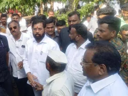 Eknath Shinde ने प्रभावित किसानों को आश्वस्त किया: सरकार आपकी है Eknath Shinde ने प्रभावित किसानों को आश्वस्त किया: सरकार आपकी है
