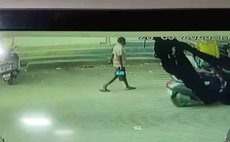 Gujarat: ब्यूटी पार्लर में पति ने पत्नी और सास को आग के हवाले कर दिया Gujarat: ब्यूटी पार्लर में पति ने पत्नी और सास को आग के हवाले कर दिया