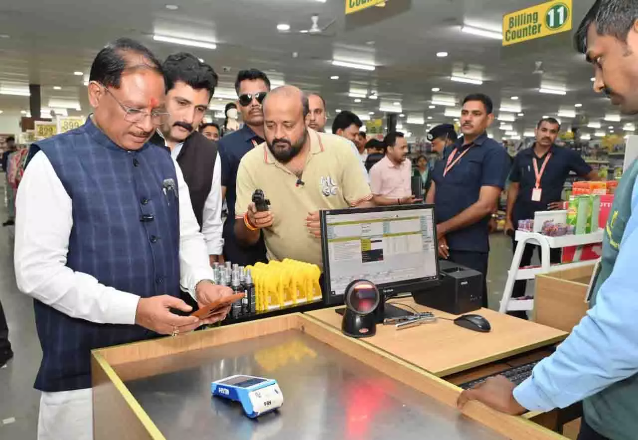 मुख्यमंत्री अचानक पहुंचे मार्ट, ग्राहकों से की मुलाकात मुख्यमंत्री अचानक पहुंचे मार्ट, ग्राहकों से की मुलाकात