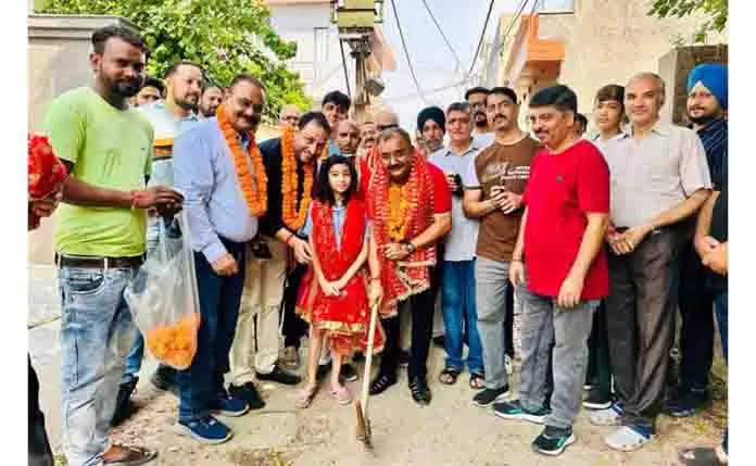 Randhawa ने वार्ड 53 में गली और नाली निर्माण का शुभारंभ किया Randhawa ने वार्ड 53 में गली और नाली निर्माण का शुभारंभ किया