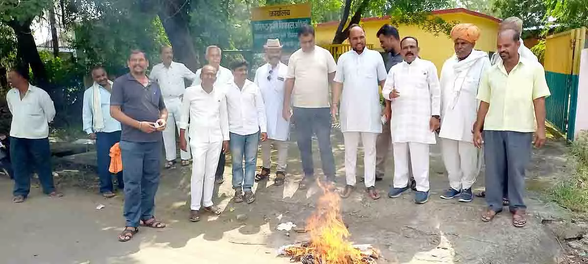 Mandsaur: सोयाबीन नुकसान न मानने पर किसानों का विरोध Mandsaur: सोयाबीन नुकसान न मानने पर किसानों का विरोध