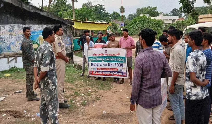 लोगों को साइबर अपराधों के प्रति सतर्क रहना चाहिए: SI Srinivas Reddy लोगों को साइबर अपराधों के प्रति सतर्क रहना चाहिए: SI Srinivas Reddy