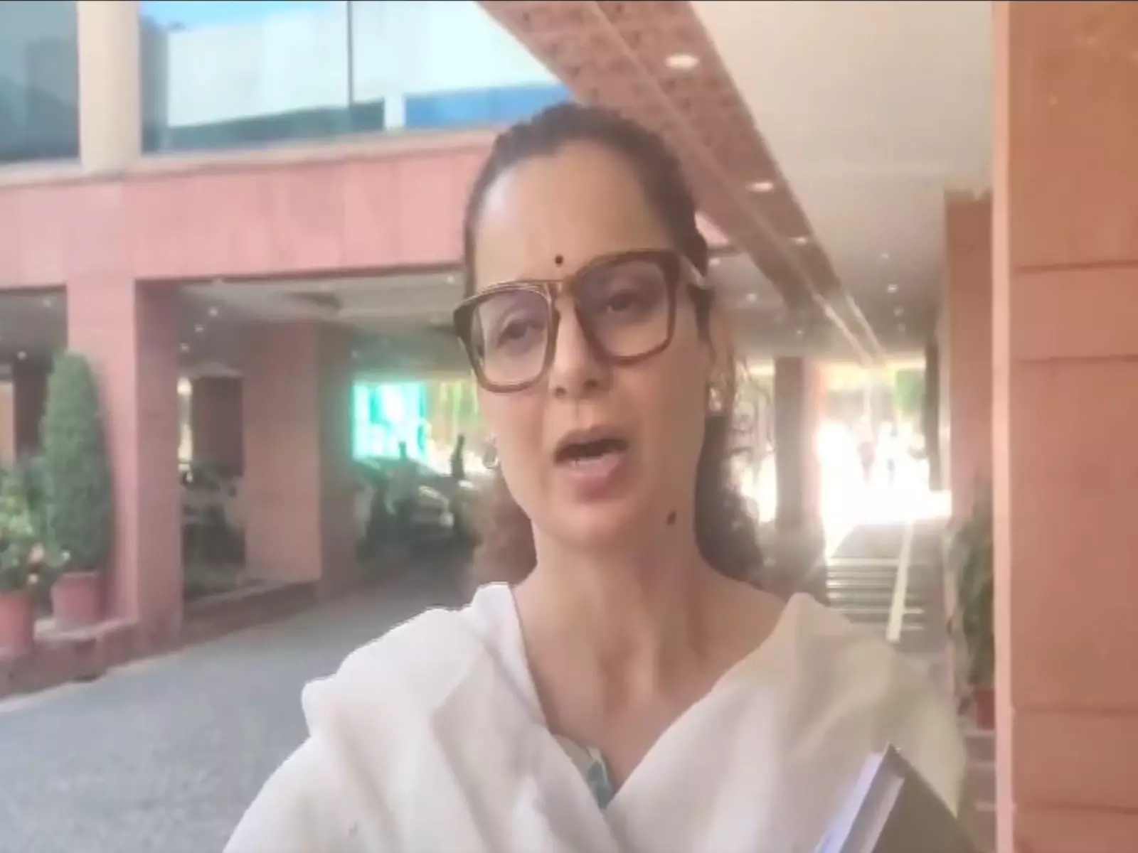 हिमाचल प्रदेश की स्थिति बेहद निराशाजनक है, संपर्क सड़कें और राजमार्ग बेहद खराब हालत में हैं: मंडी सांसद हिमाचल प्रदेश की स्थिति बेहद निराशाजनक है, संपर्क सड़कें और राजमार्ग बेहद खराब हालत में हैं: मंडी सांसद