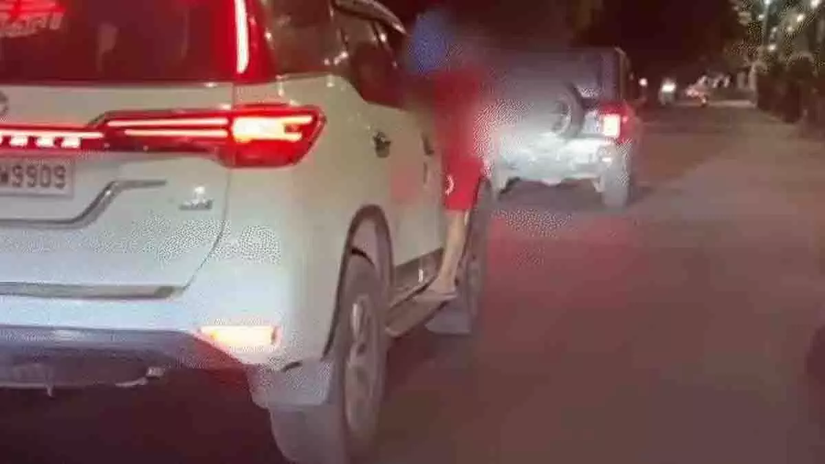 Ujjain: पिता ने इंस्टाग्राम रील के लिए बेटे को चलती कार के दरवाजे से लटकाया Ujjain: पिता ने इंस्टाग्राम रील के लिए बेटे को चलती कार के दरवाजे से लटकाया
