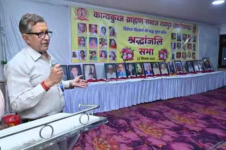 पितृ मोक्ष पर सामूहिक श्रद्धांजलि: परिवार और समाज की एकजुटता का प्रतीक पितृ मोक्ष पर सामूहिक श्रद्धांजलि: परिवार और समाज की एकजुटता का प्रतीक