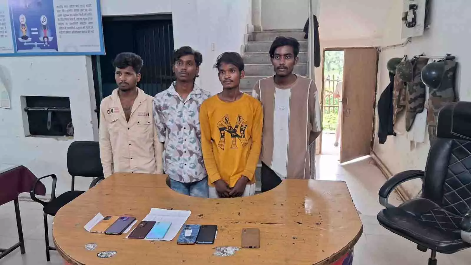 तोरवा पुलिस ने रेलवे मोबाइल लुटेरों के गिरोह का किया भंडाफोड़, 4 आरोपी गिरफ्तार तोरवा पुलिस ने रेलवे मोबाइल लुटेरों के गिरोह का किया भंडाफोड़, 4 आरोपी गिरफ्तार