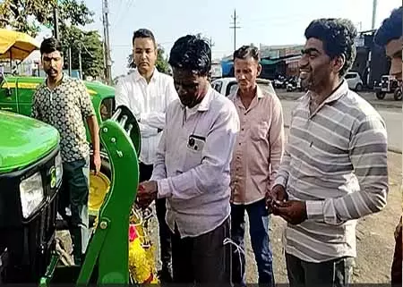 नीमच में ट्रैक्टर शोरूम पर खरीदारों की भीड़, किसानों ने जताया पीएम मोदी का आभार नीमच में ट्रैक्टर शोरूम पर खरीदारों की भीड़, किसानों ने जताया पीएम मोदी का आभार