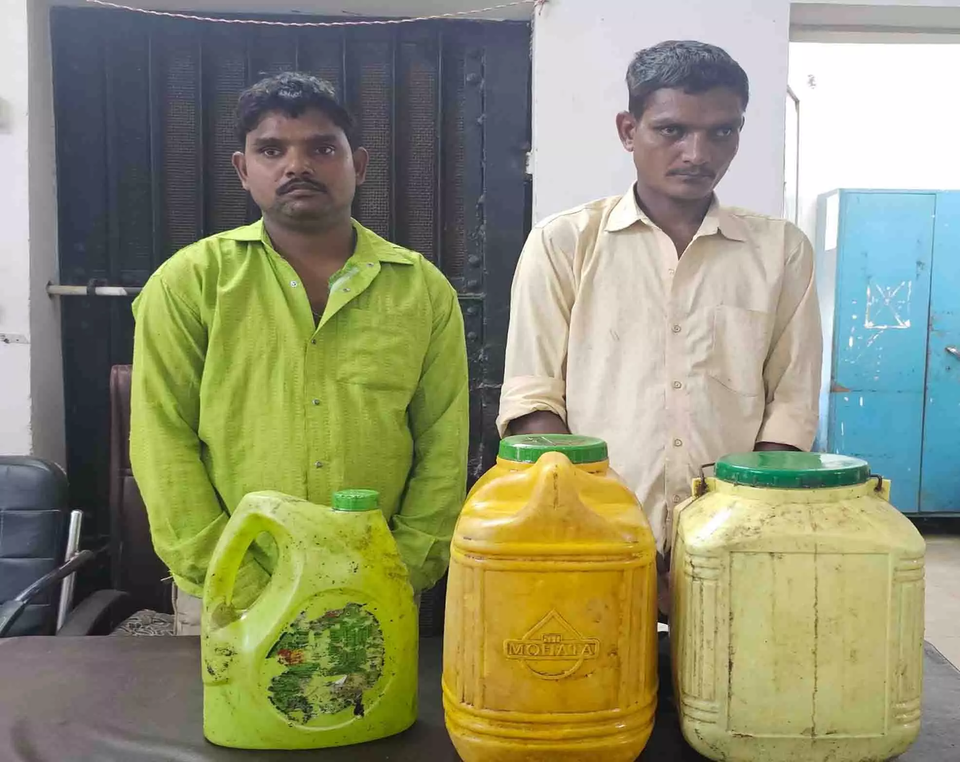 सीपत पुलिस की बड़ी कार्रवाई: दो भाइयों से बरामद हुई 33 लीटर कच्ची महुआ शराब सीपत पुलिस की बड़ी कार्रवाई: दो भाइयों से बरामद हुई 33 लीटर कच्ची महुआ शराब