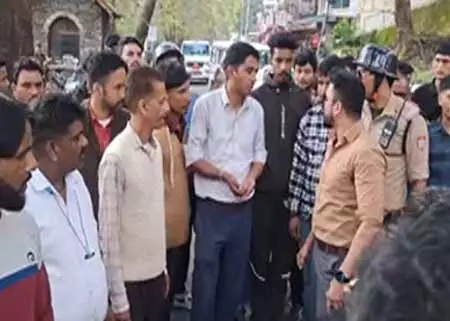 नैनीताल में अव्यवस्थित पार्किंग पर शिकंजा: 25 से अधिक चालान, टैक्सी-बाइक यूनियन ने किया विरोध नैनीताल में अव्यवस्थित पार्किंग पर शिकंजा: 25 से अधिक चालान, टैक्सी-बाइक यूनियन ने किया विरोध