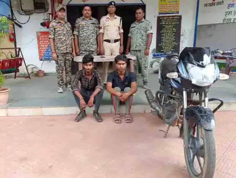 बलरामपुर पुलिस ने मोबाइल चोरी करने वाले दो आरोपी गिरफ्तार बलरामपुर पुलिस ने मोबाइल चोरी करने वाले दो आरोपी गिरफ्तार