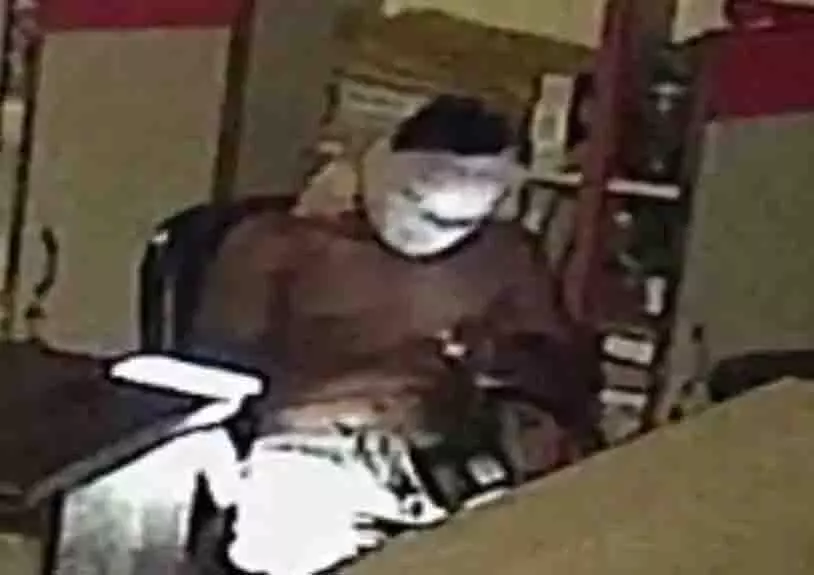 कुसमुंडा में चोर ने 24 घंटे में दो शोरूम में चोरी की, CCTV में कैद वारदात कुसमुंडा में चोर ने 24 घंटे में दो शोरूम में चोरी की, CCTV में कैद वारदात