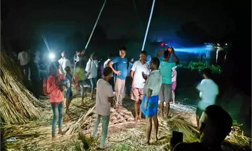 Bihar:नदी में पलटी 14 लोगों से भरी नाव, मची चीख-पुकार Bihar:नदी में पलटी 14 लोगों से भरी नाव, मची चीख-पुकार