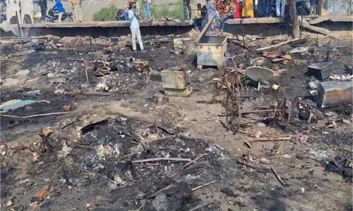 Karnal: झुग्गियों में लगी भीषण आग, 12 परिवारों का आशियाना जलकर राख