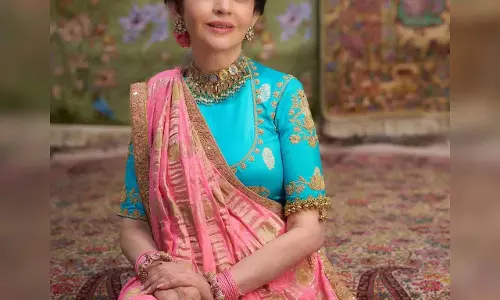 Nita Ambani Navratri Look: नवरात्रि पर नीता अंबानी के इन लुक्स को कॉपी करना है आसान, आप भी करें ट्राई Nita Ambani Navratri Look: नवरात्रि पर नीता अंबानी के इन लुक्स को कॉपी करना है आसान, आप भी करें ट्राई