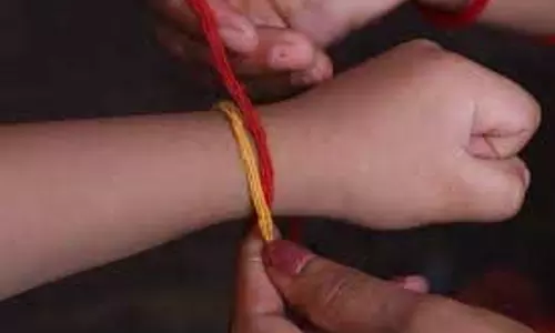 Kalava Niyam: महिलाओं और लड़कियों के लिए किस हाथ में कलावा बांधना शुभ होता है