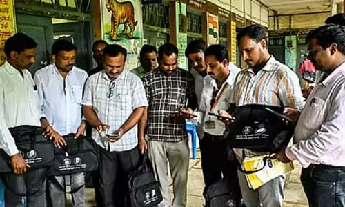 तकनीकी गड़बड़ियों के बीच कर्नाटक में जाति सर्वेक्षण दूसरे दिन भी जारी