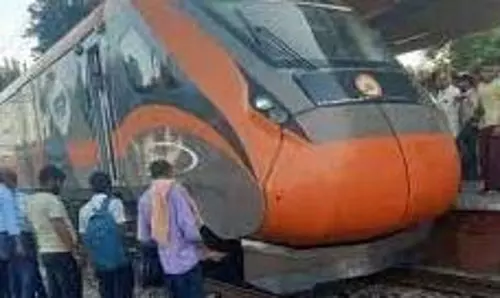 Haryana: बंद फाटक पार करने की कोशिश में बाइक ट्रेन से टकराई, बड़ा हादसा टला