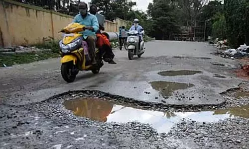Karnataka : भाजपा ने सड़कों की खराब हालत के खिलाफ विरोध प्रदर्शन किया