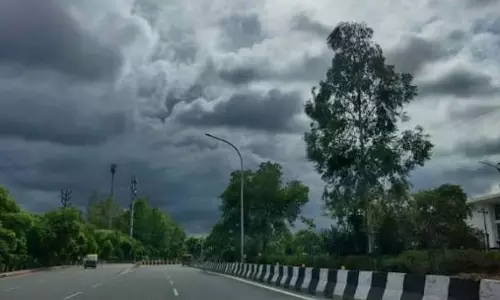 दशहरे तक रहेगा मानसून; बुरहानपुर में आधी रात की बारिश से उर्वरक और भंडारित अनाज को नुकसान
