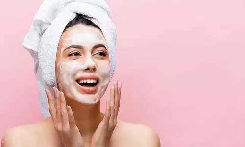 Monsoon Skin Care Tips: मानसून में चिपचिपी त्वचा से पाना चाहते हैं छुटकारा तो अपनाएं ये टिप्स, चेहरा दिखेगा ग्लोइंग