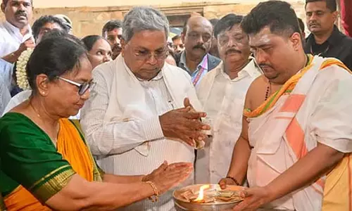 पुस्तक मेला दशहरा: बानू मुश्ताक की पुस्तक द हार्ट ऑफ अ वुमन ने ध्यान खींचा, खूब बिकी पुस्तक मेला दशहरा: बानू मुश्ताक की पुस्तक द हार्ट ऑफ अ वुमन ने ध्यान खींचा, खूब बिकी