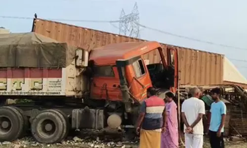 तेज रफ्तार ट्रक होटल में जा घुसा, एक की मौत, दो घायल तेज रफ्तार ट्रक होटल में जा घुसा, एक की मौत, दो घायल
