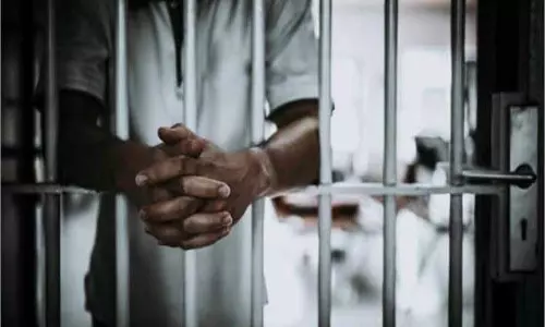 Up News:जेल में मिलने आई पत्नी,कुछ देर बाद कैदी पति ने दे दी जान
