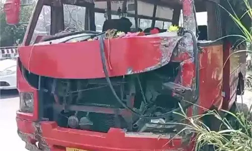 Jammu Kashmir: विक्रम चौक पर भीषण हादसा, आधा दर्जन लोग घायल Jammu Kashmir: विक्रम चौक पर भीषण हादसा, आधा दर्जन लोग घायल