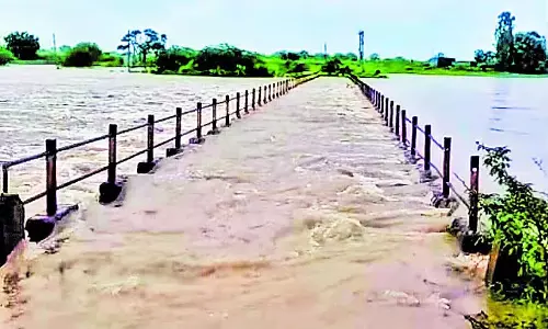 नदी का प्रवाह बढ़ा: संपर्क टूट गया
