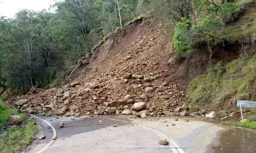Ramban फिसलन और सन्नाटे के बीच आधी बनी, आधी दबी सड़क Ramban फिसलन और सन्नाटे के बीच आधी बनी, आधी दबी सड़क