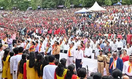 सैकड़ों लोग राष्ट्रगान का जश्न मना रहे हैं: हज़ारों स्वरों में जय भारत